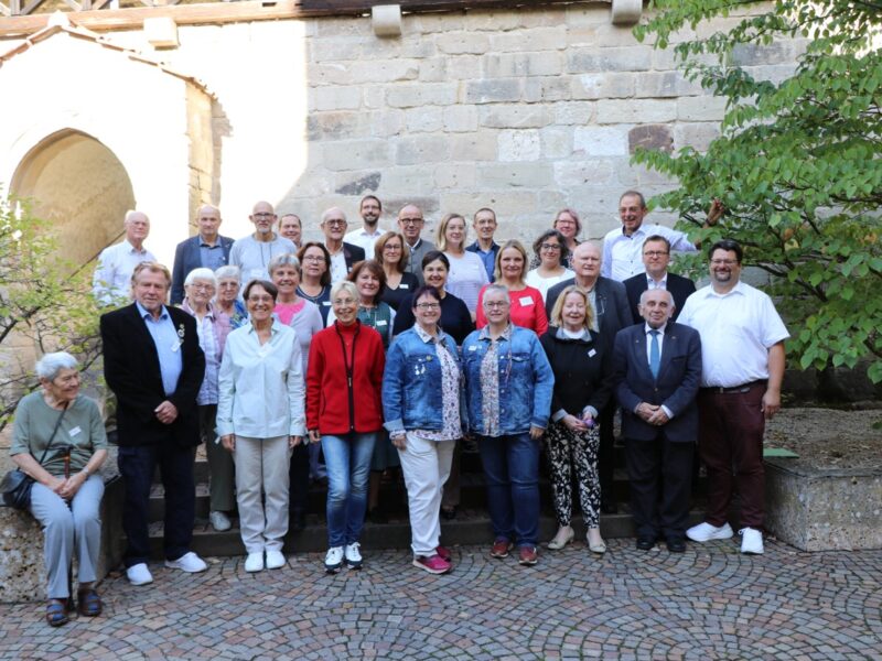Die Teilnehmer der Jubiläumstagung im Hof des Kronacher Rathauses. Seit 40 Jahren bewahrt die Heimatstube Podersam-Jechnitz die Geschichte der einstigen deutschen Bevölkerung aus Nordwestböhmen.