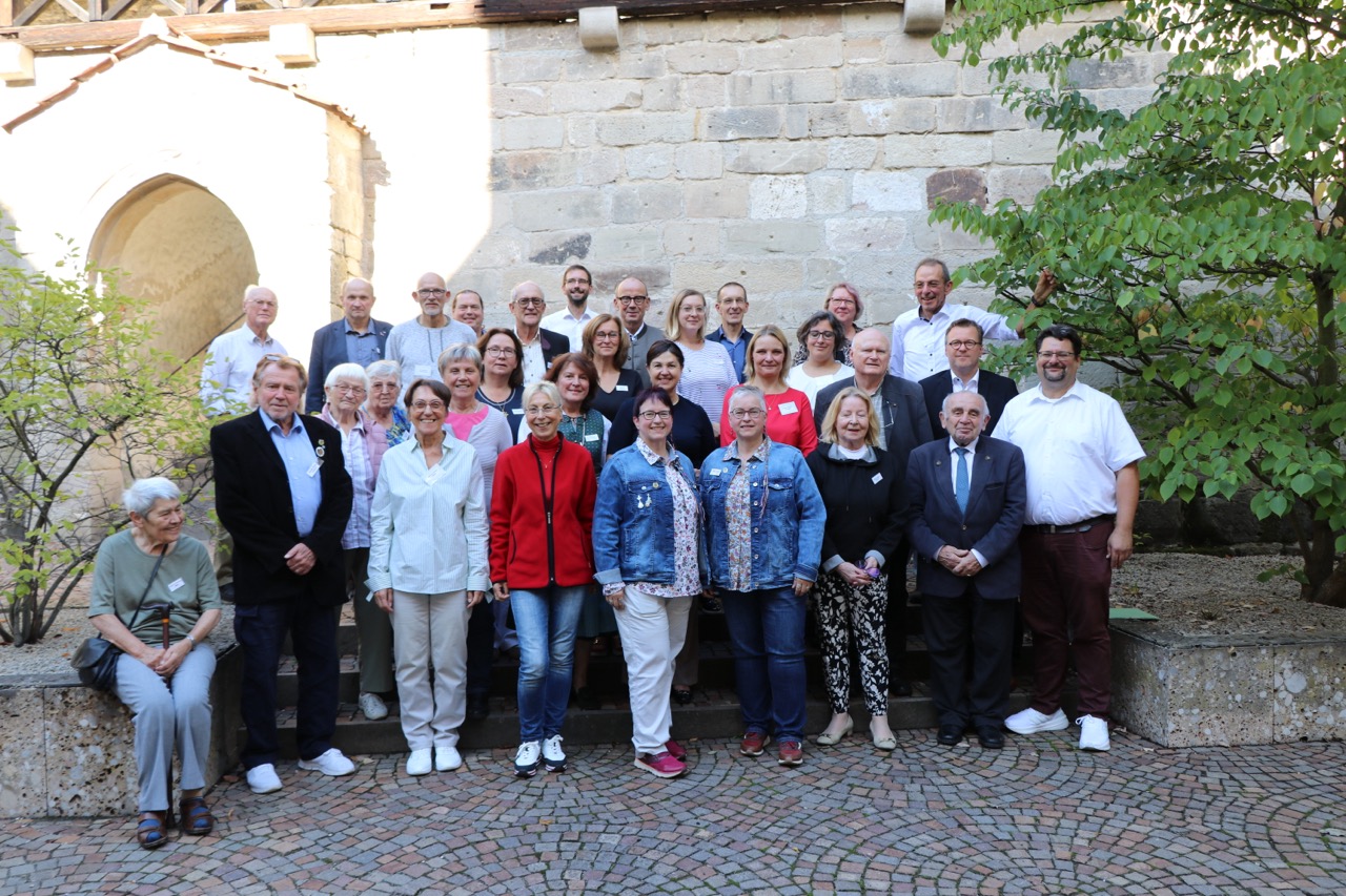 Die Teilnehmer der Jubiläumstagung im Hof des Kronacher Rathauses. Seit 40 Jahren bewahrt die Heimatstube Podersam-Jechnitz die Geschichte der einstigen deutschen Bevölkerung aus Nordwestböhmen.