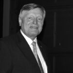 Der 2024 verstorbene CDU-Politiker Helmut Sauer setzte sich über Jahrzehnte für die deutsch-polnische Verständigung und das kulturelle Erbe Schlesiens ein. Der nach ihm benannte Preis für Jugendverständigung wird 2026 erstmals verliehen.