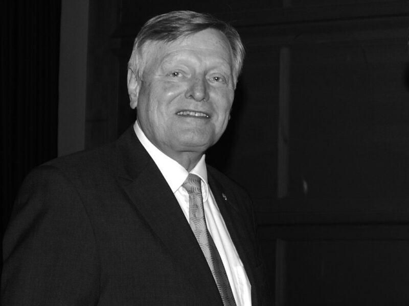 Der 2024 verstorbene CDU-Politiker Helmut Sauer setzte sich über Jahrzehnte für die deutsch-polnische Verständigung und das kulturelle Erbe Schlesiens ein. Der nach ihm benannte Preis für Jugendverständigung wird 2026 erstmals verliehen.