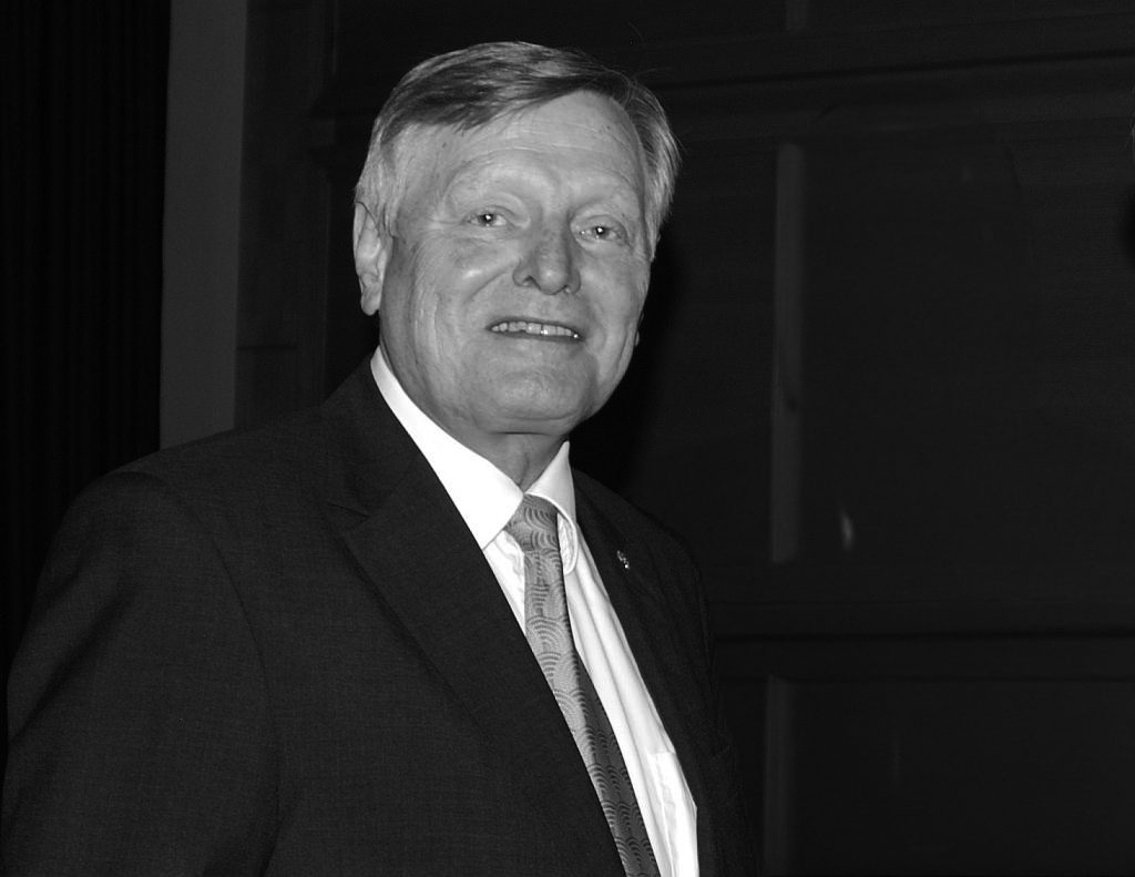 Der 2024 verstorbene CDU-Politiker Helmut Sauer setzte sich über Jahrzehnte für die deutsch-polnische Verständigung und das kulturelle Erbe Schlesiens ein. Der nach ihm benannte Preis für Jugendverständigung wird 2026 erstmals verliehen.