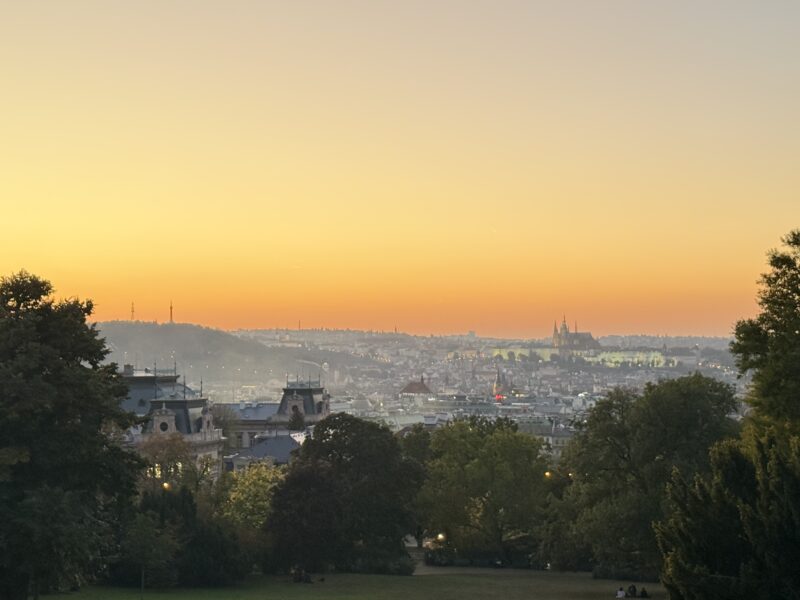 Vom Park Riegrovy sady hat man eine wunderschöne Aussicht auf Prag und den Sonnenuntergang.