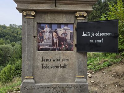Die aufwendig restaurierten Kreuzwegstationen in Ober-Mohren (Javor) tragen wieder zweisprachige Inschriften.