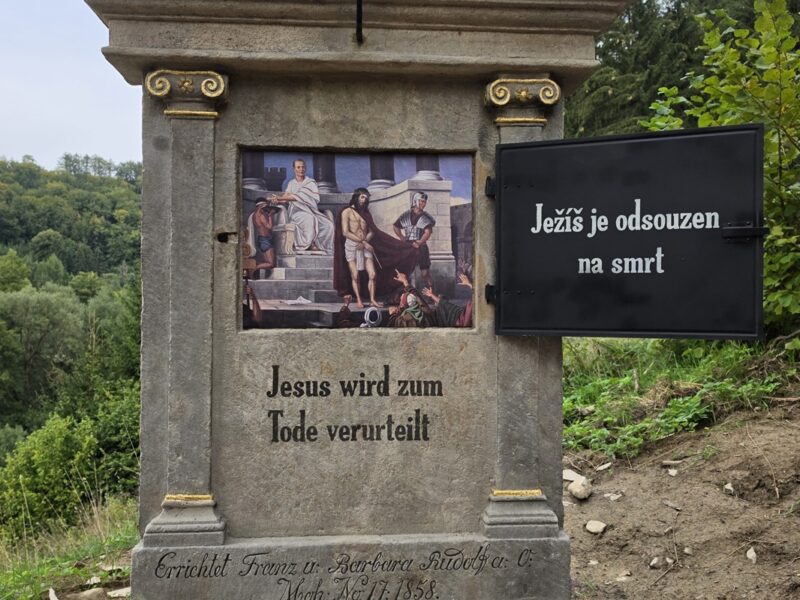 Die aufwendig restaurierten Kreuzwegstationen in Ober-Mohren (Javor) tragen wieder zweisprachige Inschriften.