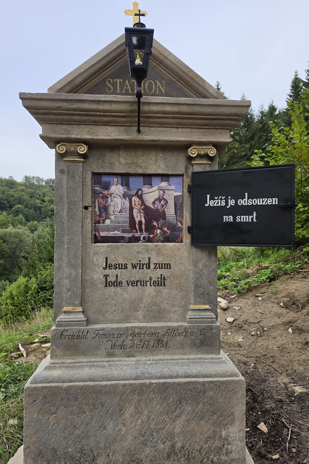 Die aufwendig restaurierten Kreuzwegstationen in Ober-Mohren (Javor) tragen wieder zweisprachige Inschriften.