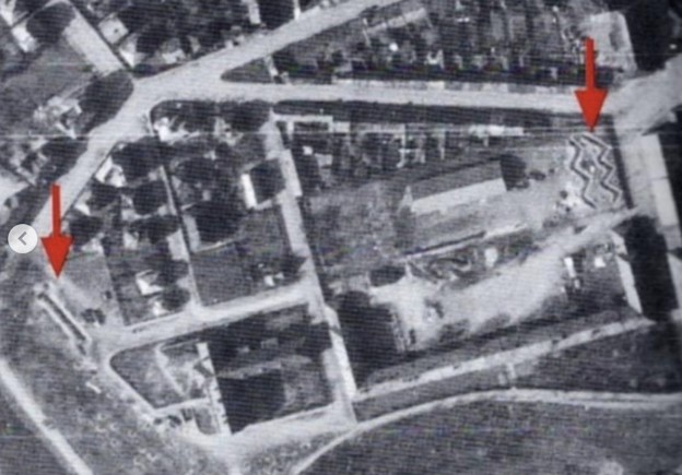 Der Fundort des Massengrabs nahe der Schule 1947 (links im Bild), rechts der Fundort der neuen Skelette.