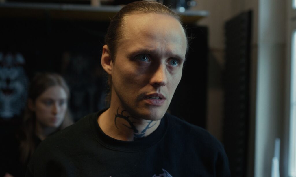 Liebe, Black Metal und Rechtsextremismus: Mit dem Schweizer Film "Wolves" von Jonas Ulrich verabschiedet sich Das Filmfest am Dienstag vom Prager Publikum.