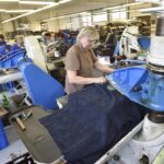 Blick in die Produktion des Baťa-Werks in Dolniemtsch (Dolní Němčí) im Jahr 2017. Im kommenden Jahr soll der traditionsreiche Standort schrittweise geschlossen werden.