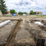 Bauarbeiten auf dem Gelände der ehemaligen Kaserne in Postelberg (Postoloprty) im Juni 2026. Im hinteren Bereich des Geländes, an der Stelle des weißen Transporters, wurden Anfang Oktober menschliche Skelettreste entdeckt. Ob sie von Opfern des Massakers von 1945 stammen, ist noch unklar.
