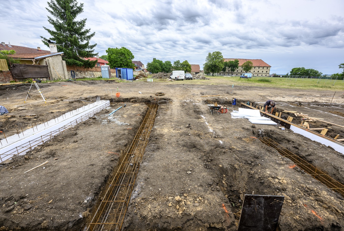 Bauarbeiten auf dem Gelände der ehemaligen Kaserne in Postelberg (Postoloprty) im Juni 2026. Im hinteren Bereich des Geländes, an der Stelle des weißen Transporters, wurden Anfang Oktober menschliche Skelettreste entdeckt. Ob sie von Opfern des Massakers von 1945 stammen, ist noch unklar.