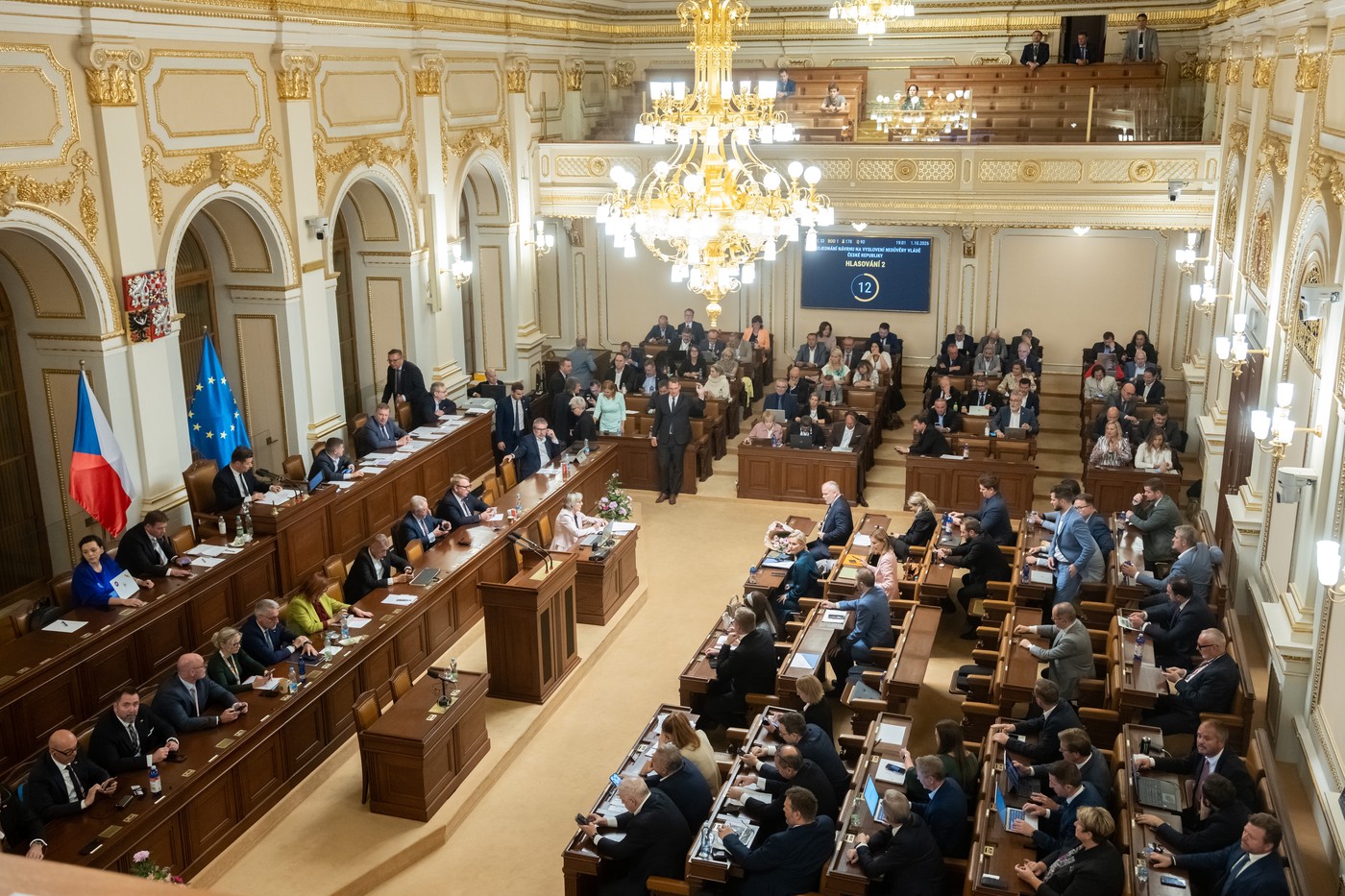 Das tschechische Abgeordnetenhaus während der Debatte über den Misstrauensantrag gegen die Regierung von Premierminister Andrej Babiš. Für einen Sturz des Kabinetts kam am Donnerstag nicht die erforderliche Mehrheit von 101 Stimmen zusammen.