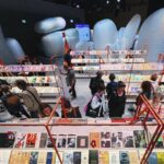 Im tschechischen Gastland-Pavillon der Frankfurter Buchmesse präsentieren großformatige Installationen und lange Bücherregale die Vielfalt der tschechischen Literaturszene. Tschechien ist 2026 Ehrengast der Messe und mit mehr als 100 Veranstaltungen vertreten.