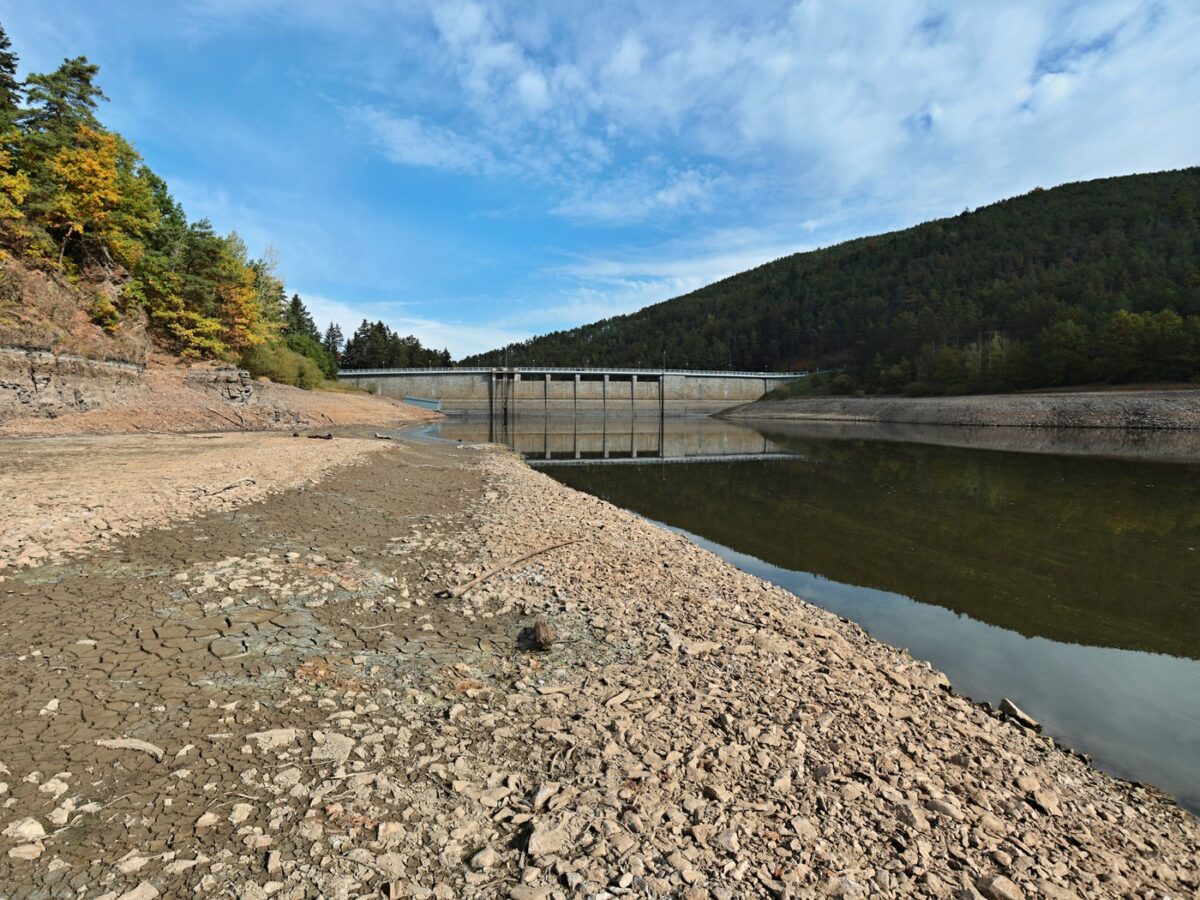 Der nutzbare Wasservorrat im Husinec-Stausee in Südböhmen ist so gut wie aufgebraucht. Im See verbleibt der dauerhaft gefüllte Restwasserspeicher (Foto vom 7.10.2026).