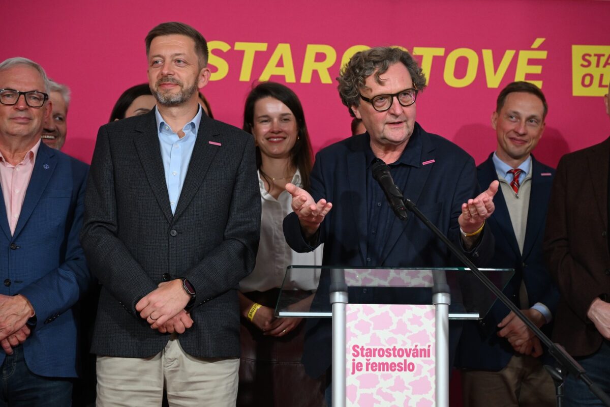 Grund zum Feiern bei der Bürgermeisterpartei STAN: Spitzenkandidat Petr Hlaváček (am Rednerpult) und Parteichef Vít Rakušan am Wahlabend in Prag. STAN wurde bei der Kommunalwahl in der tschechischen Hauptstadt erstmals stärkste Kraft.