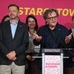 Grund zum Feiern bei der Bürgermeisterpartei STAN: Spitzenkandidat Petr Hlaváček (am Rednerpult) und Parteichef Vít Rakušan am Wahlabend in Prag. STAN wurde bei der Kommunalwahl in der tschechischen Hauptstadt erstmals stärkste Kraft.