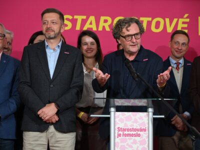Grund zum Feiern bei der Bürgermeisterpartei STAN: Spitzenkandidat Petr Hlaváček (am Rednerpult) und Parteichef Vít Rakušan am Wahlabend in Prag. STAN wurde bei der Kommunalwahl in der tschechischen Hauptstadt erstmals stärkste Kraft.