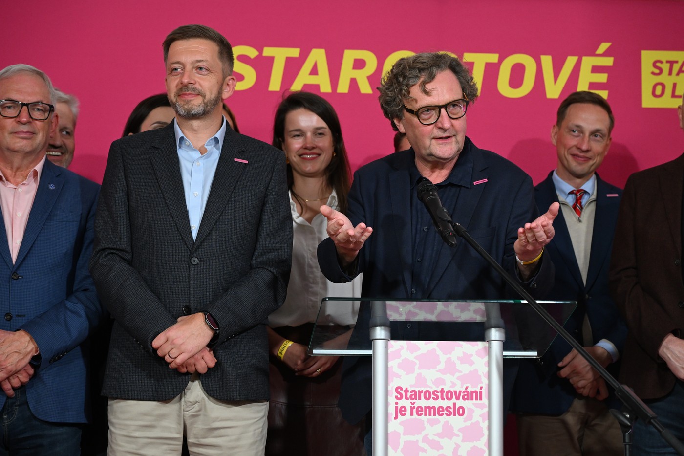 Grund zum Feiern bei der Bürgermeisterpartei STAN: Spitzenkandidat Petr Hlaváček (am Rednerpult) und Parteichef Vít Rakušan am Wahlabend in Prag. STAN wurde bei der Kommunalwahl in der tschechischen Hauptstadt erstmals stärkste Kraft.