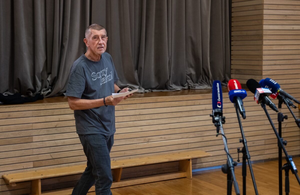 Premierminister Andrej Babiš (ANO) tritt am Samstagnachmittag nach der Niederlage seiner Partei bei den Senatswahlen vor die Presse. Auf seinem T-Shirt steht „Sorry, jako“ (dt. etwa: „Tja, sorry halt“), ein durch Babiš bekannt gewordener Ausspruch.