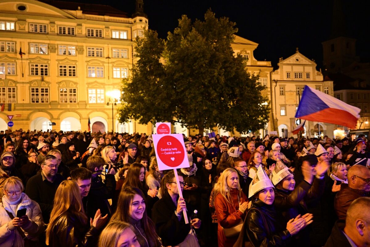Mehrere Hundert Menschen versammelten sich am Freitagabend auf dem Kleinseitner Ring in Prag, um gegen die geplante Abschaffung der Rundfunkgebühren zu protestieren. Zeitweise war der Platz vollständig gefüllt.