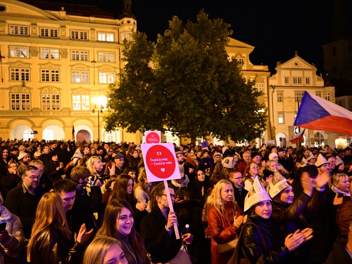 Tschechische Regierung treibt Umbau der öffentlich-rechtlichen Medien voran – Proteste in Prag