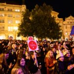 Mehrere Hundert Menschen versammelten sich am Freitagabend auf dem Kleinseitner Ring in Prag, um gegen die geplante Abschaffung der Rundfunkgebühren zu protestieren. Zeitweise war der Platz vollständig gefüllt.