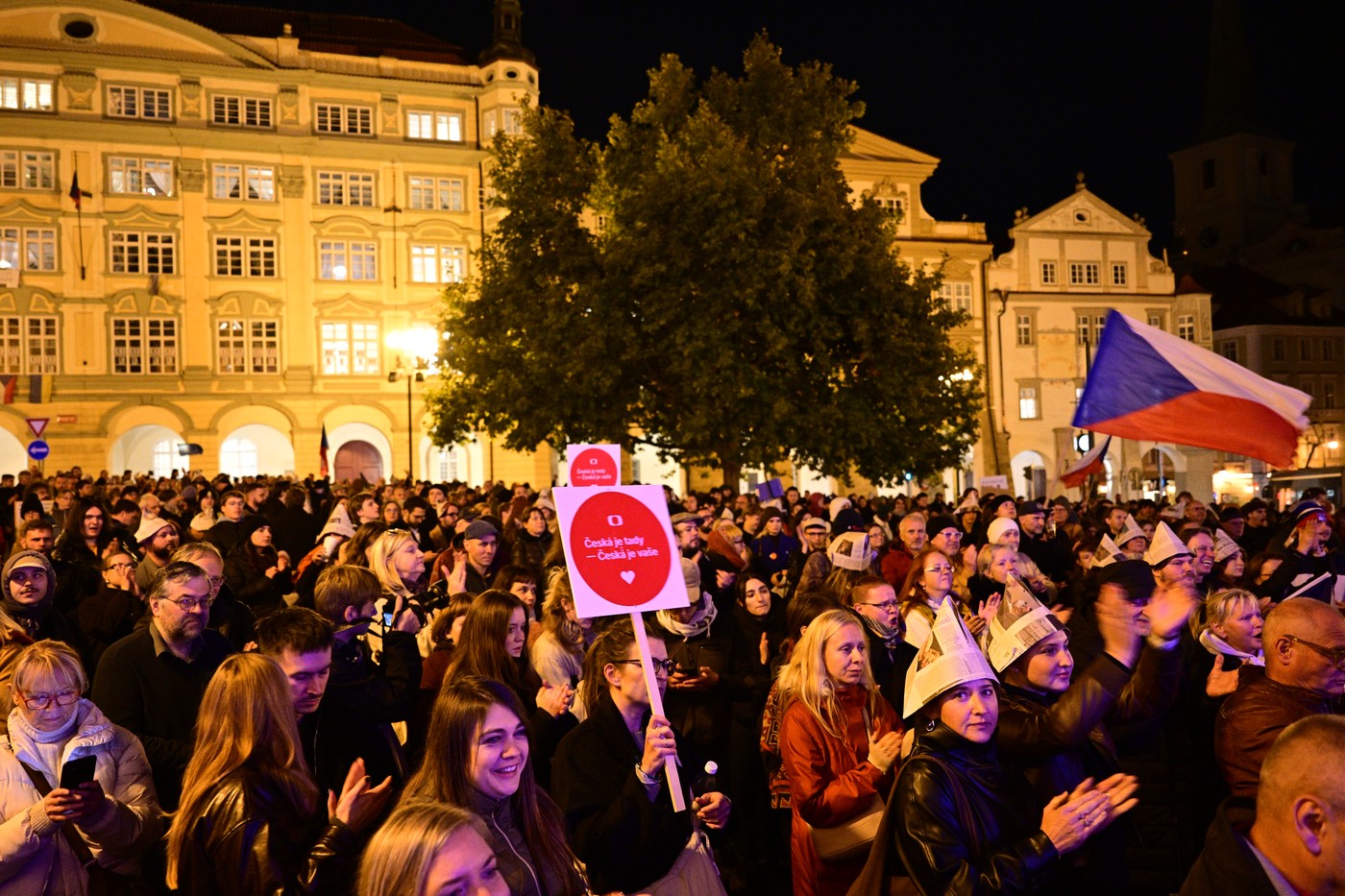 Mehrere Hundert Menschen versammelten sich am Freitagabend auf dem Kleinseitner Ring in Prag, um gegen die geplante Abschaffung der Rundfunkgebühren zu protestieren. Zeitweise war der Platz vollständig gefüllt.