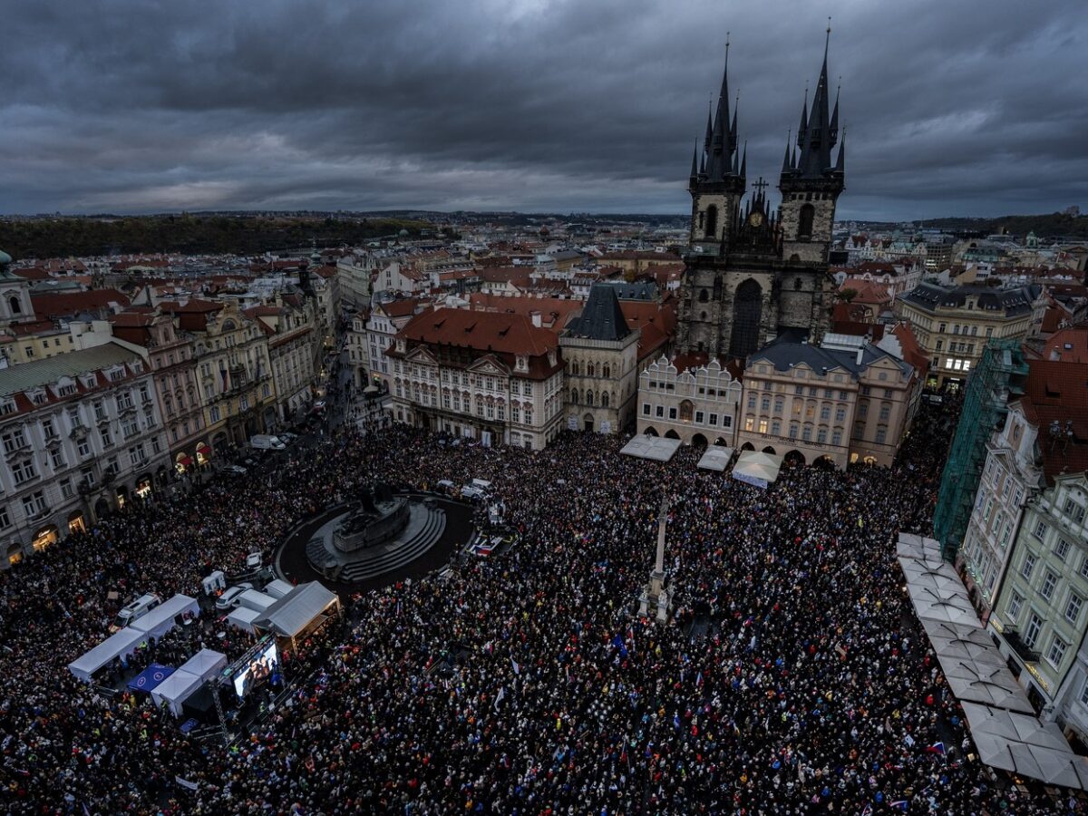 „Hände weg von den Medien“ – Massenprotest in Prag gegen Regierungspläne