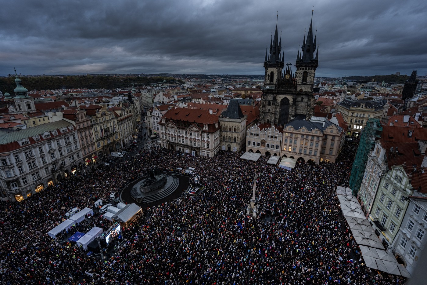 Dicht gedrängt demonstrierten am Sonntag (25. Oktober) Tausende Menschen auf dem Prager Altstädter Ring gegen die geplante Abschaffung der Rundfunkgebühren und für die Unabhängigkeit der öffentlich-rechtlichen Medien.