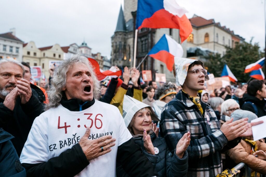 Mit tschechischen Fahnen und Papierhüten demonstrierten am Sonntag Tausende Menschen auf dem Prager Altstädter Ring für die Unabhängigkeit der öffentlich-rechtlichen Medien. Die Aufschrift „4:36“ auf einem T-Shirt erinnert an die Uhrzeit, zu der die Regierungsmehrheit am Samstagmorgen die umstrittene Reform durch die erste Lesung brachte.