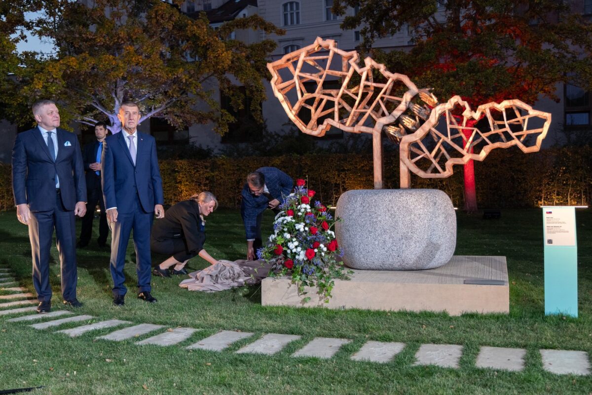 Der slowakische Premierminister Robert Fico (links) und sein tschechischer Amtskollege Andrej Babiš (rechts) bei der Enthüllung der Skulptur.