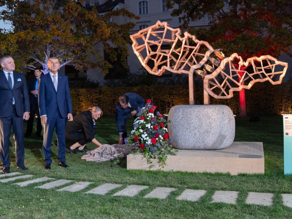 Der slowakische Premierminister Robert Fico (links) und sein tschechischer Amtskollege Andrej Babiš (rechts) bei der Enthüllung der Skulptur.