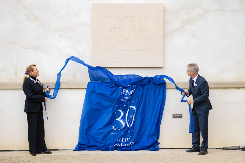 Senatspräsident Miloš Vystrčil und Dagmar Havlová enthüllten am 5. Oktober in den Wallenstein-Gärten eine Gedenktafel für Václav Havel. Die Tafel erinnert an dessen ersten Auftritt im Senat im Jahr 1997 und trägt ein Zitat aus seiner damaligen Rede. Die Zeremonie fand an Havels 90. Geburtstag und zugleich im Jubiläumsjahr zum 30-jährigen Bestehen des tschechischen Senats statt.