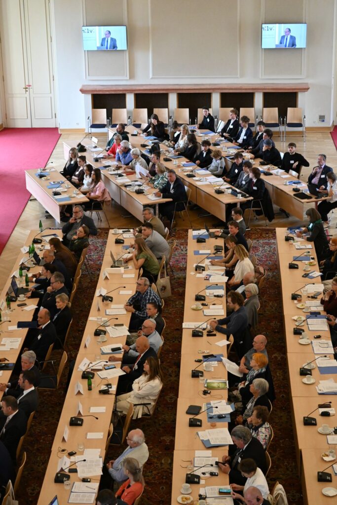 Blick in den Konferenzsaal im Palais Czernin: Vertreter nationaler Minderheiten, aus Politik, Verwaltung und Wissenschaft diskutierten über die Umsetzung der Europäischen Charta der Regional- oder Minderheitensprachen und die Zukunft der deutschen Sprache in Tschechien.