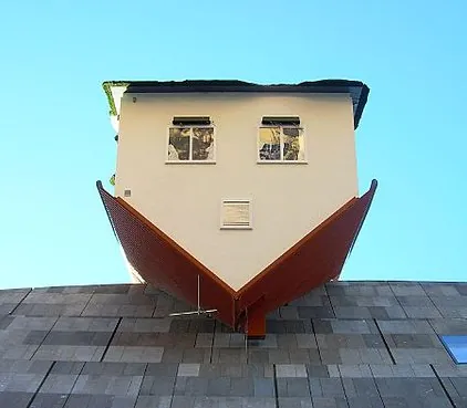 Foto: Erwin Wurms umgekehrtes Haus auf dem Wiener Museum Moderner Kunst - Foto: Commons/stopmangohome