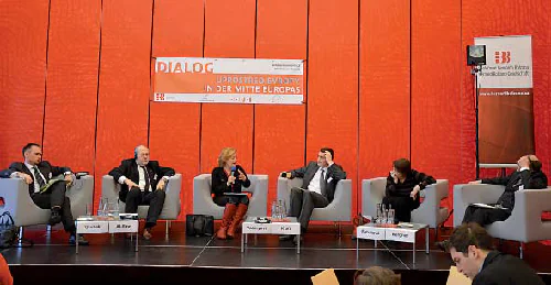 Foto: Diskussionsrunde beim Brünner Symposium 2016 - Bild: LE/tra