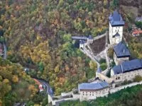 Foto: Luftaufnahme Burg Karlstein - Bild: Commons/Karel Jakubec