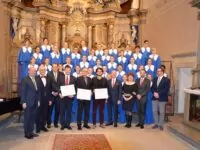 Foto: Preisträger und Stifter des "Johnny" Klein-Preises 2016 mit Kinderchor "Motýli" - Bild: LE/tra