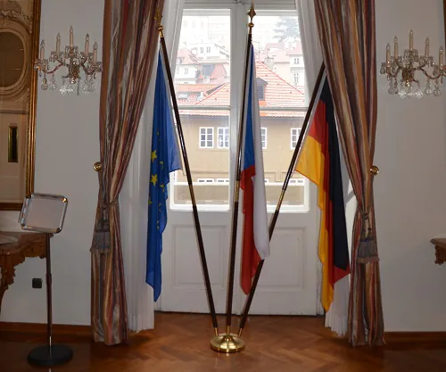 Foto: Fahnen in der Deutschen Botschaft Prag - Bild: LE/tra