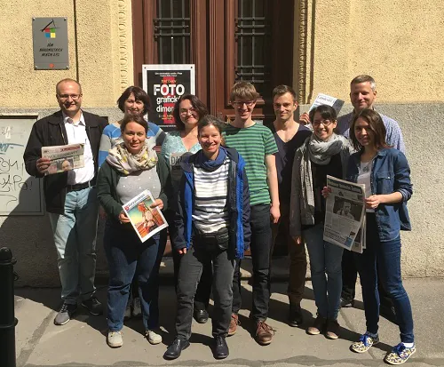 Foto: Mind_Netz-Arbeitsgruppe vor dem Haus der nationalen Minderheiten in Prag - Bild: Mind_Netz/Helge Haas