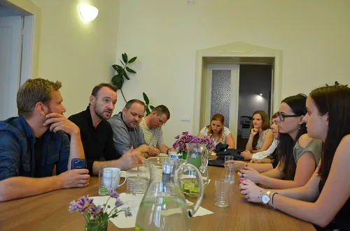 Foto: Teilnehmer des Jugendforums am Tisch - Foto: LE/tra