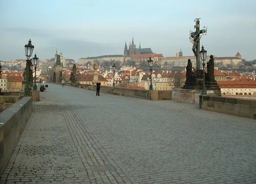 Foto: Karlsbrücke am Morgen - Bild: Commons/Matt Borak, CC BY-SA 3.0