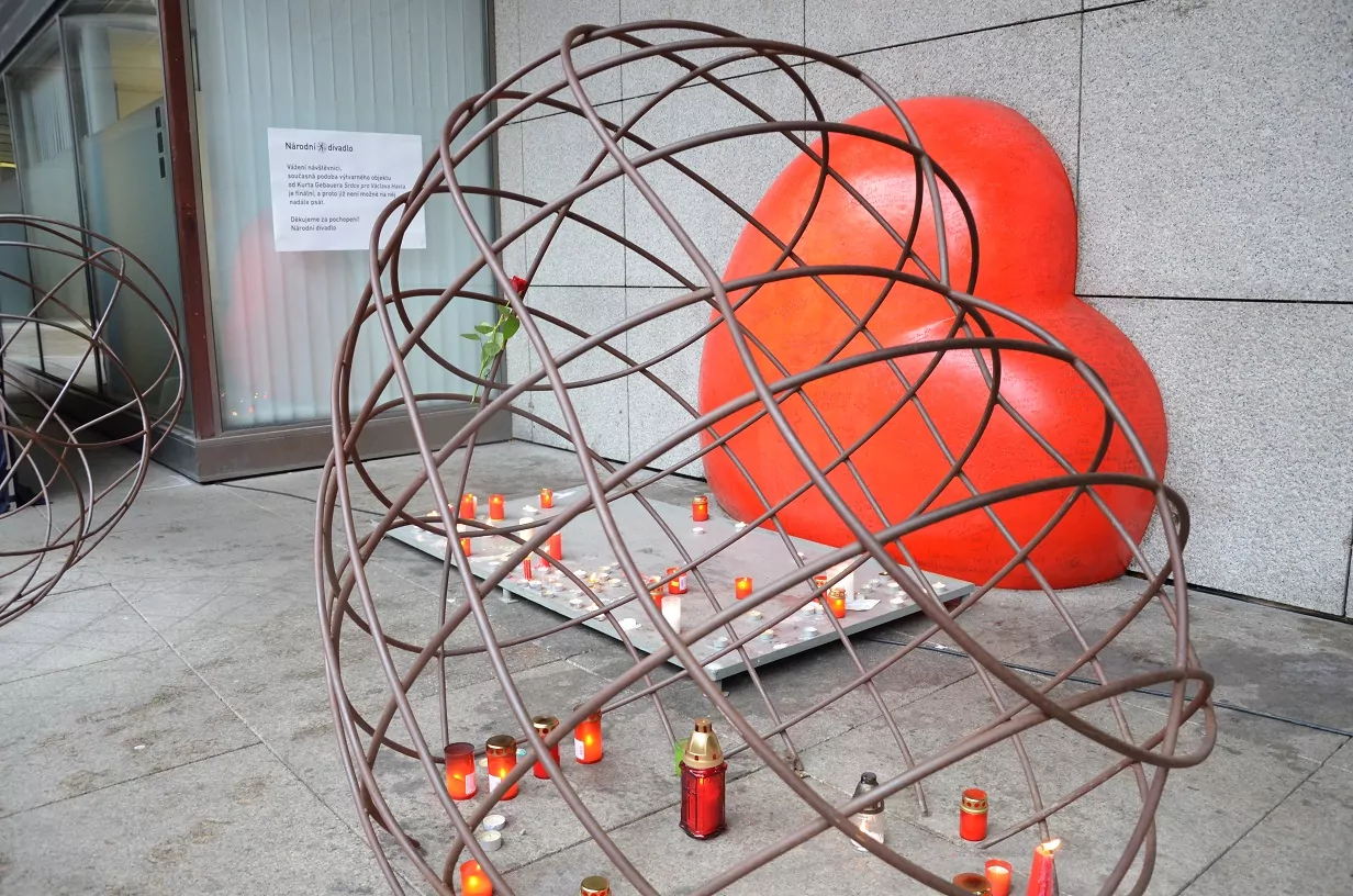 Foto: Denkmal für Václav Havel mit rotem Herz - Bild: LE/tra