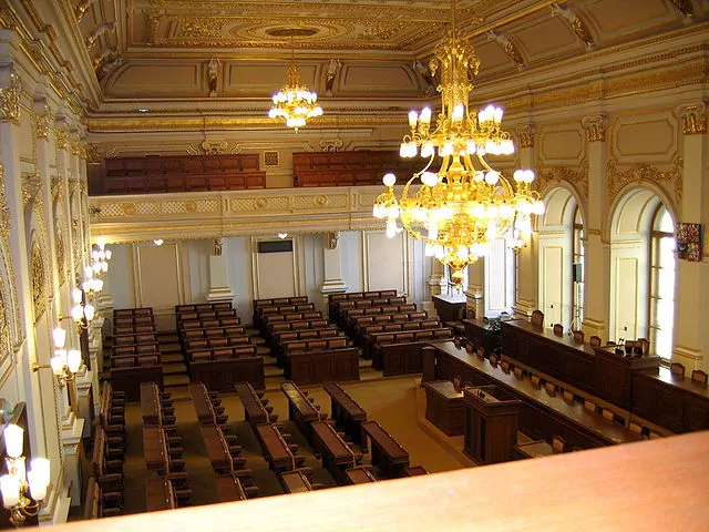 Foto: Sitzungssaal des Abgeordnetenhauses - Foto: Wikimedia Commons/Ervinpospisil, CC BY-SA 3.0