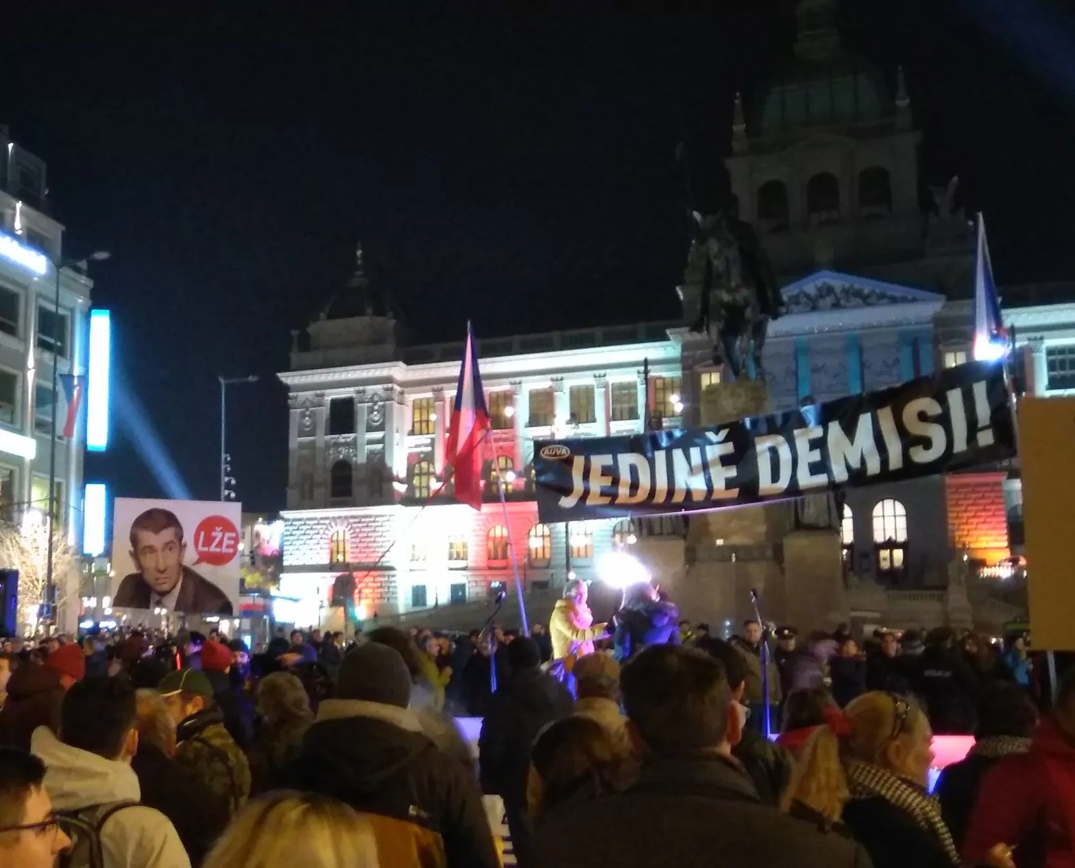 Foto: Demonstration gegen Andrej Babiš vor Reiterstandbild am Wenzelsplatz - Bild: Tomáš Randýsek