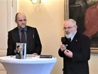 Anton Otte (r.) erzählt über sein Buch. / Foto: Steffen Neumann