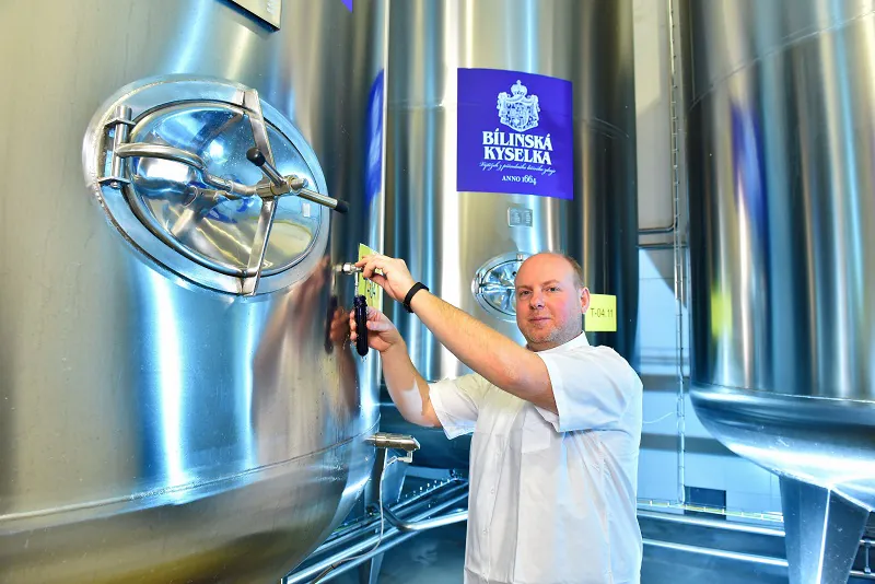 Aus der Quelle in den Tank: Marketing-Chef Karel Bašta prüft den Biliner Sauerbrunnen. "Je langsamer wir abfüllen, desto höher wird die Qualität", sagt er. Foto: Egbert Kamprath