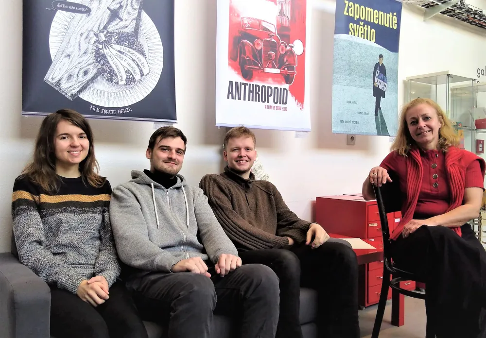 Die stolzen Künstler und ihr Werk: Barbara Šalamounová (r.) und die Studierenden Aneta, Philip und Matěj haben in Pilsen einen neuen „Struwwelpeter“ geschaffen. / Foto: Jana Heenen