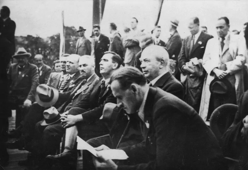Erntedank-Feldmesse des Bundes der Landwirte 1937 in Böhmisch Leipa. Im Vordergrund Raimund Graf. Daneben sitzt Minister Franz Spina und daneben der Vorsitzende der Landjugend Gustav Hacker, Foto: Verlagsbuchhandlung Sabat