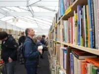 Für einen kleinen Preis konnte man Second-Hand Bücher bei der Buchmesse erwerben. - Foto: Friederike Aschhoff