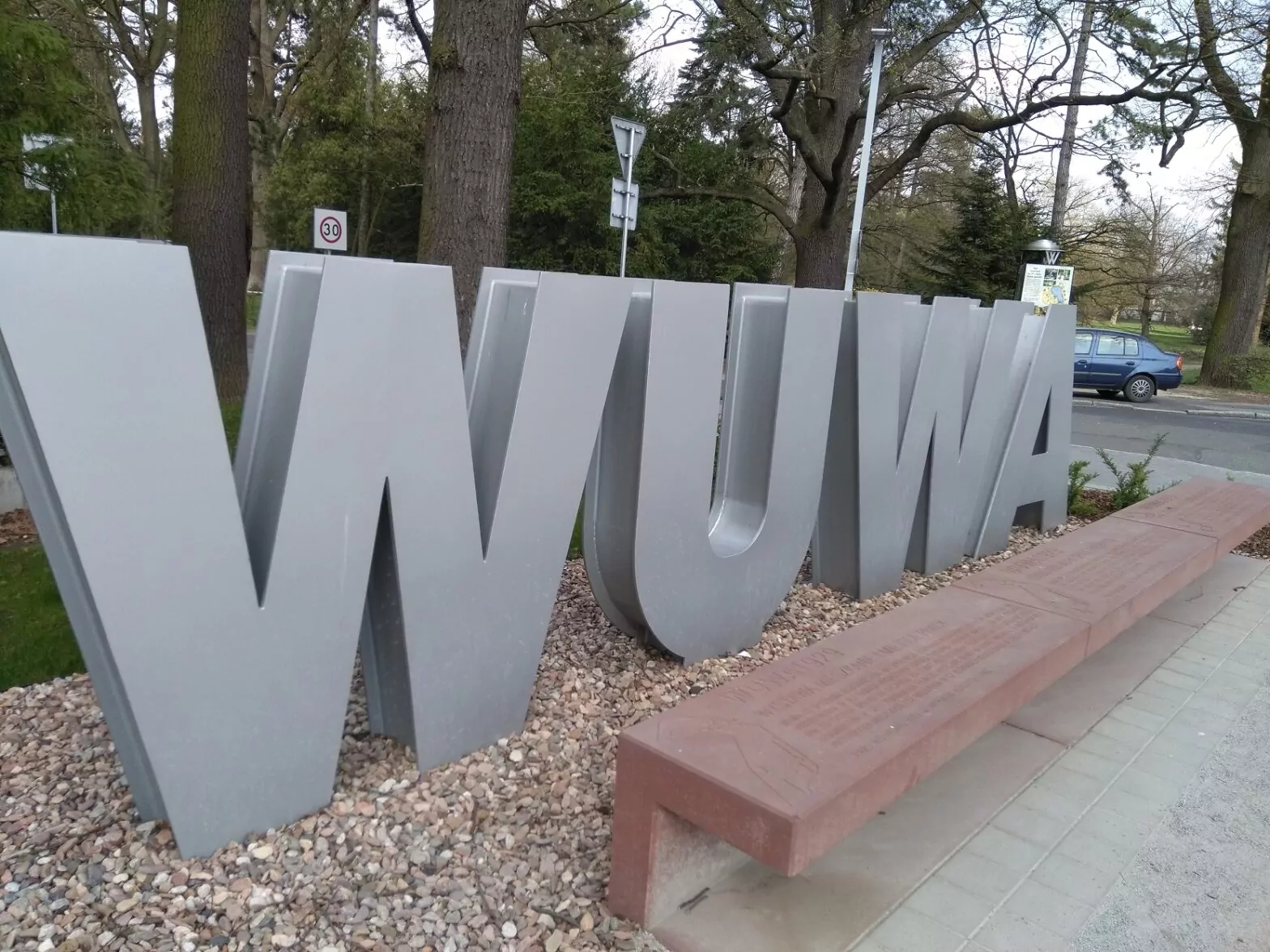 Das WuWA-Schild zeigt den Weg zur Siedlung - Foto: Tomáš Randýsek